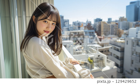 ベランダできれいな景色を見る女性 129429652