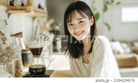 コーヒーを淹れる女性 コーヒーを淹れる女性 129429674