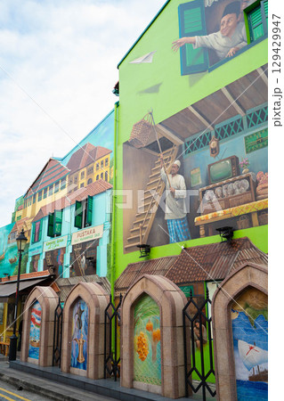 シンガポール・アラブストリートのカラフルな壁画と街並み シンガポール・アラブストリートのカラフルな壁画と街並み 129429947