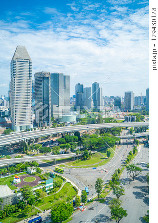 高層ビル群と高速道路が広がるシンガポールの都市風景 129430128