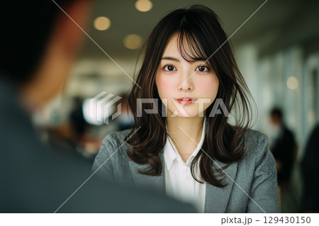 面接を受ける女性 129430150