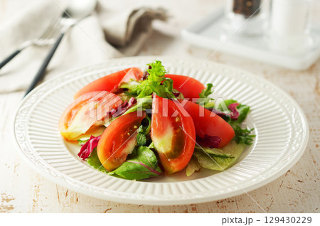 ミックス野菜とトマトのトスサラダ 129430229