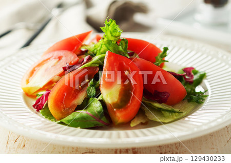 ミックス野菜とトマトのトスサラダ 129430233