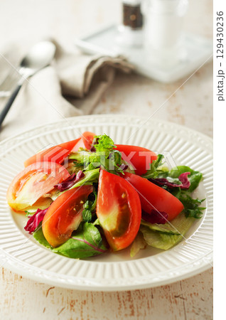 ミックス野菜とトマトのトスサラダ ミックス野菜とトマトのトスサラダ 129430236