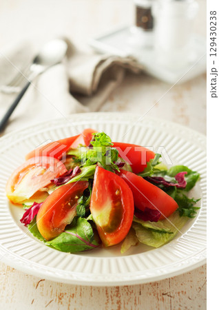 ミックス野菜とトマトのトスサラダ 129430238