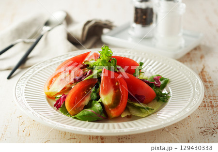 ミックス野菜とトマトのトスサラダ 129430338
