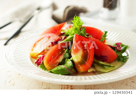 ミックス野菜とトマトのトスサラダ 129430341