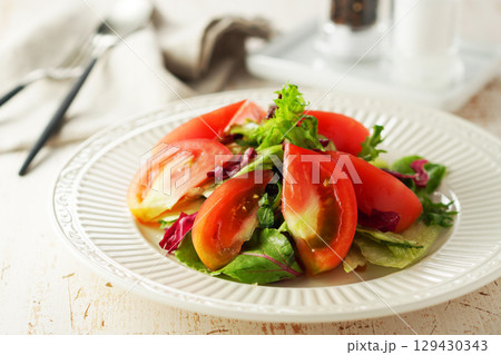 ミックス野菜とトマトのトスサラダ ミックス野菜とトマトのトスサラダ 129430343
