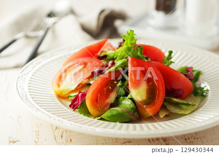 ミックス野菜とトマトのトスサラダ ミックス野菜とトマトのトスサラダ 129430344