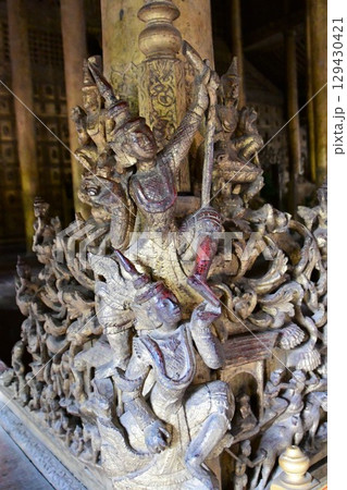 ミャンマー、マンダレー、シュエナンドー僧院内部の彫刻、木造寺院 129430421