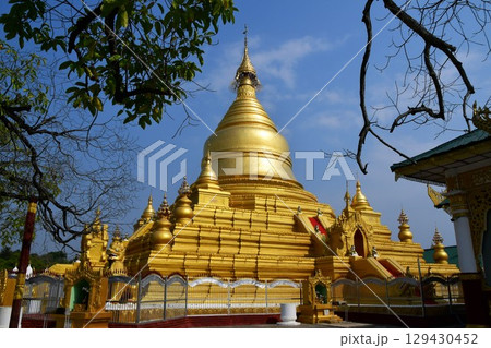 ミャンマー、マンダレー、クドードォ・パゴダ、中央仏塔、729の小仏塔群 129430452