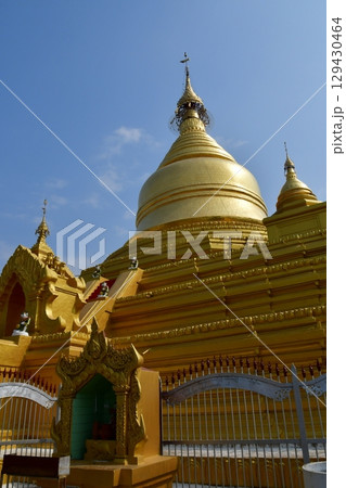 ミャンマー、マンダレー、クドードォ・パゴダ、中央仏塔、729の小仏塔群 ミャンマー、マンダレー、クドードォ・パゴダ、中央仏塔、729の小仏塔群 129430464