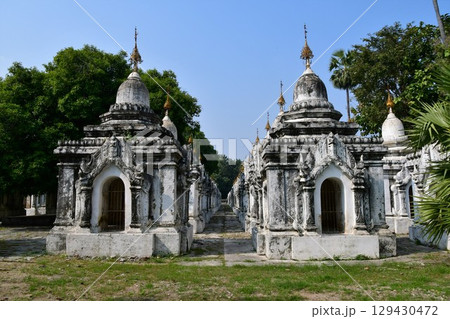 ミャンマー、マンダレー、クドードォ・パゴダ、729の小仏塔群 129430472