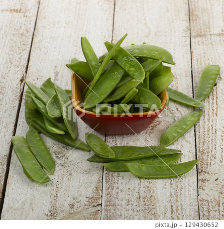 Sugar snap peas in Wooden Bowl 129430652