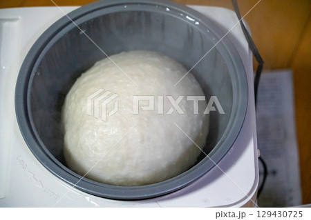 炊き立てご飯の湯気 129430725