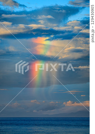 海と空を彩る縦虹の絶景 海と空を彩る縦虹の絶景 129430905
