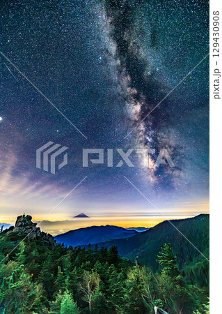 山頂から望む天の川と富士山の夜景 129430908