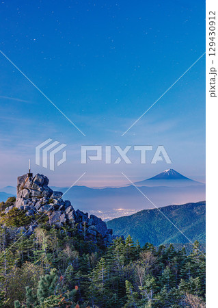 岩峰と富士山が描く荘厳な山岳風景 129430912