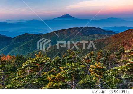国師ヶ岳山頂から望む富士山と美しい稜線 129430913