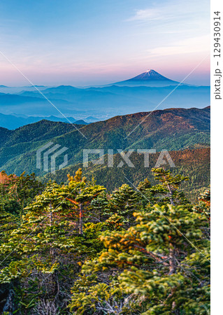 朝焼けに染まる山々と富士山の絶景 朝焼けに染まる山々と富士山の絶景 129430914