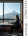 富士山が見えるカフェで仕事 129431343