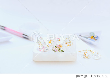 押し花でレジンアクセサリー 押し花でレジンアクセサリー 129431629