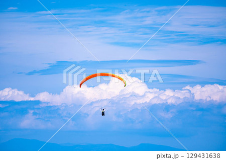 大空を飛ぶパラグライダー 大空を飛ぶパラグライダー 129431638