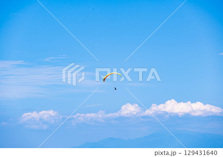 大空を飛ぶパラグライダー 129431640
