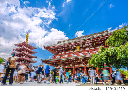 日本の東京都市景観8月8日。猛烈な暑さ…インバウンド続く…まるで異国…外国人観光客らで大混雑の浅草寺 129431659