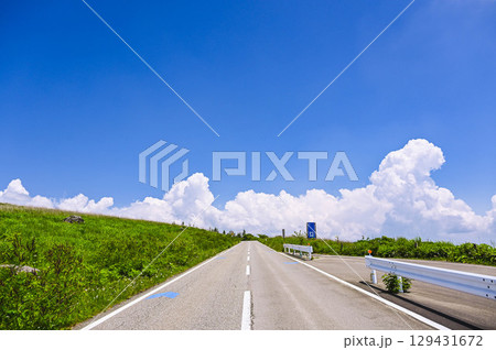 夏のビーナスラインを走る 霧ヶ峰高原 夏のビーナスラインを走る 霧ヶ峰高原 129431672