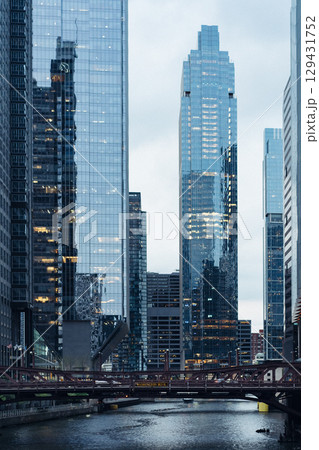 シカゴの高層ビルとシカゴ川に架かる橋 129431752