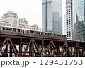 シカゴの高架鉄道と高層ビル 129431753