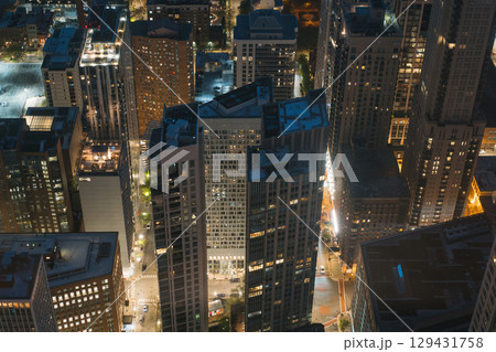 シカゴ・高層ビル群の夜景 129431758