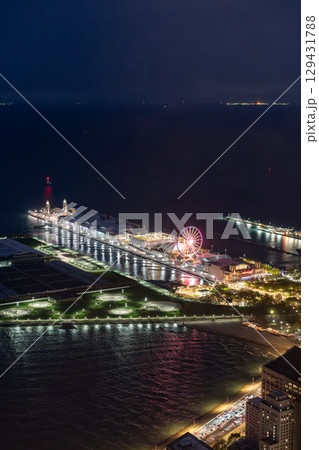 シカゴ・埠頭とミシガン湖の夜景 129431788