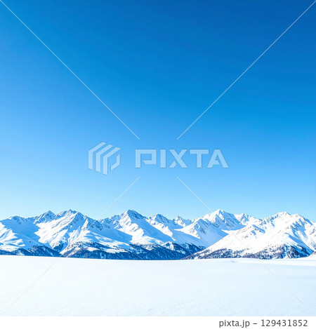 澄み渡る青空と雪に覆われた優しい冬の雪山風景 129431852