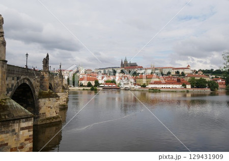 カレル橋越しのプラハ城 カレル橋越しのプラハ城 129431909