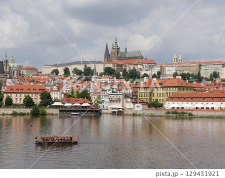 ブルタヴァ川越しのカレル城 ブルタヴァ川越しのカレル城 129431921