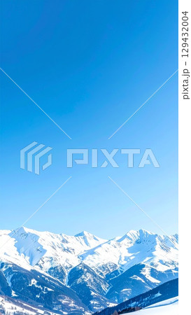 澄み渡る青空と雪に覆われた優しい冬の雪山風景 129432004