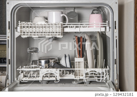 家庭用の卓上型食器洗い乾燥機 129432181