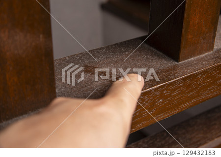 降り積もったホコリを指で掃う様子 降り積もったホコリを指で掃う様子 129432183