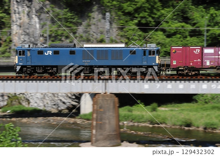 伯備線をゆくEF64形牽引の貨物列車 129432302
