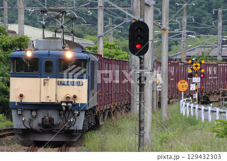 伯備線をゆくEF64形牽引の貨物列車 129432303