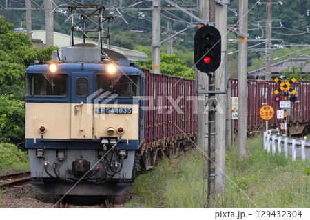 伯備線をゆくEF64形牽引の貨物列車 129432304