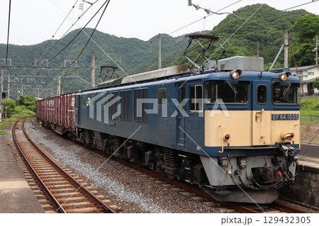伯備線をゆくEF64形牽引の貨物列車 129432305