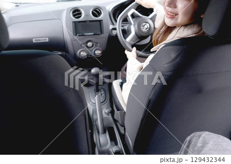笑顔で運転する若いアジア人女性の車内風景 笑顔で運転する若いアジア人女性の車内風景 129432344