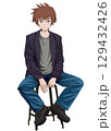 椅子に座る男性 129432426