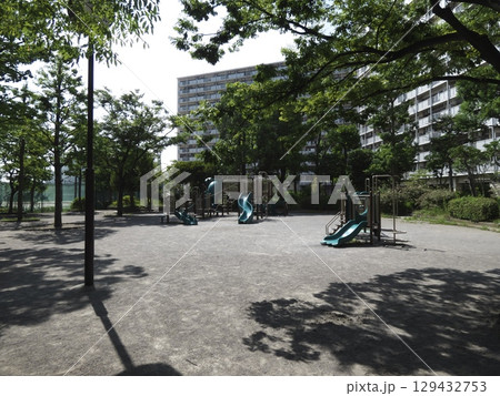 団地に囲まれた公園、滑り台とジャングルジム 団地に囲まれた公園、滑り台とジャングルジム 129432753