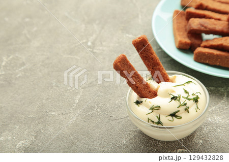 Rye rusks with garlic. Garlik bread snack for beer. Rye bread croutons with garlic sauce on grey concrete. Top view Rye rusks with garlic. Garlik bread snack for beer. Rye bread croutons with garlic sauce on grey concrete. Top view 129432828