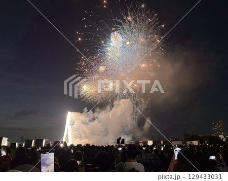 第50回江戸川花火大会 2025年8月2日 厚みのある多層構造の花火 宗家花火「鍵屋」が担当 第50回江戸川花火大会 2025年8月2日 厚みのある多層構造の花火 宗家花火「鍵屋」が担当 129433031