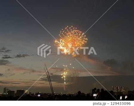 第50回江戸川花火大会　2025年8月2日　厚みのある多層構造の花火　宗家花火「鍵屋」が担当 129433096